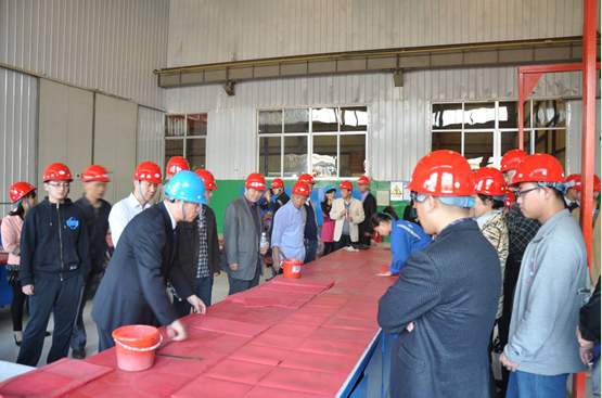 與會(huì)領(lǐng)導(dǎo)、專家對(duì)鑫海耐磨橡膠表現(xiàn)出濃厚興趣